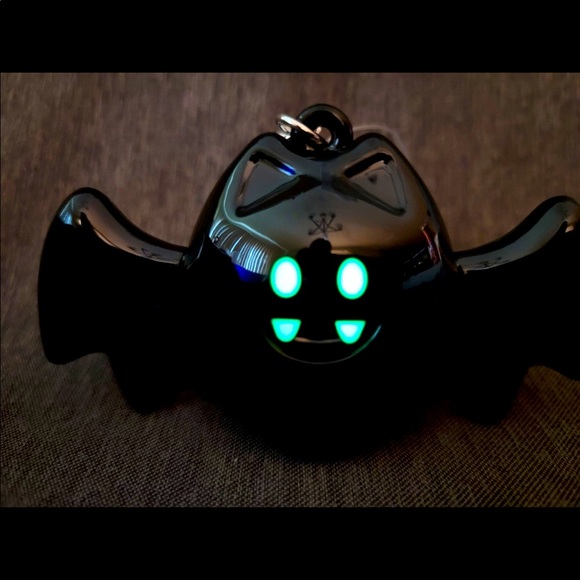 BAT POCKETBAC HOLDER GLOWS IN THE DARK & THE WINGS FLAP - Picture 4 of 6